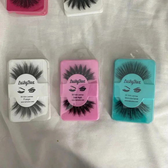 EYELASH BUNDLE | 9 Pairs of eyelashes | SILK LASHES - Picture 4 of 5